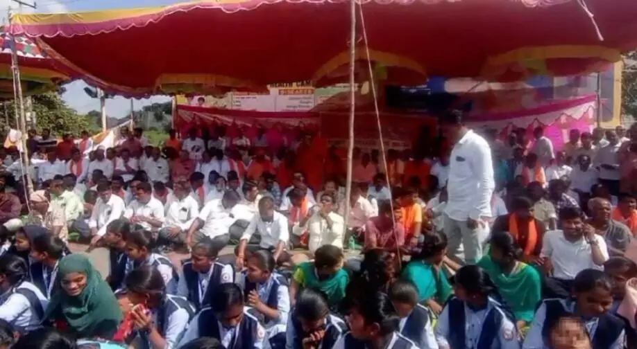 ರಾಯಚೂರು | ಬಾಂಗ್ಲಾ ಹಿಂದೂಗಳ ಪರ ಪ್ರತಿಭಟನೆಯಲ್ಲಿ ಕಾಲೇಜು ವಿದ್ಯಾರ್ಥಿಗಳ ಬಳಕೆಗೆ ಟೀಕೆ