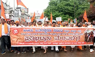 ದ.ಕ. ಜಿಲ್ಲಾ ಹಿಂದೂ ಹಿತರಕ್ಷಣಾ ಸಮಿತಿ ನೇತೃತ್ವದಲ್ಲಿ ಪ್ರತಿಭಟನೆ| ಷರತ್ತು ಉಲ್ಲಂಘನೆ, ವಾಹನ ಸಂಚಾರಕ್ಕೆ ಅಡ್ಡಿ ಆರೋಪದಲ್ಲಿ ಪ್ರಕರಣ ದಾಖಲು