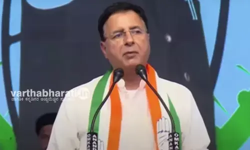 ಹಾಸನ ಸಮಾವೇಶ | ರಾಜ್ಯ ಸರಕಾರದ ʼಗ್ಯಾರಂಟಿʼಗಳನ್ನು ಸಹಿಸಿಕೊಳ್ಳಲು ಬಿಜೆಪಿಗೆ ಸಾಧ್ಯವಾಗುತ್ತಿಲ್ಲ : ಸುರ್ಜೆವಾಲ