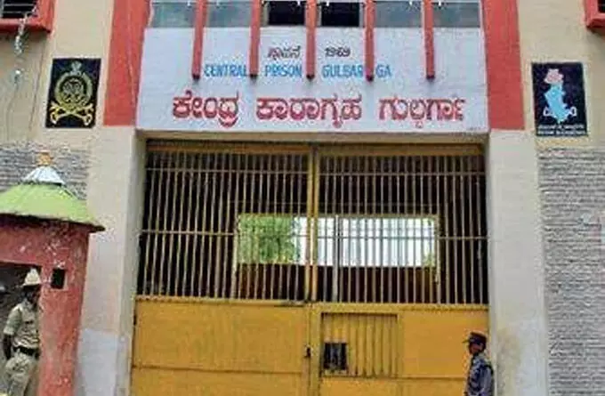 ಕಲಬುರಗಿ ಕೇಂದ್ರ ಕಾರಾಗೃಹದಲ್ಲಿ ಕೈದಿಗಳಿಗೆ ರಾಜಾತಿಥ್ಯ: ಸ್ಮಾರ್ಟ್ ಫೋನ್ ಬಳಕೆ, ಮದ್ಯಪಾನದ ವಿಡಿಯೋ ವೈರಲ್