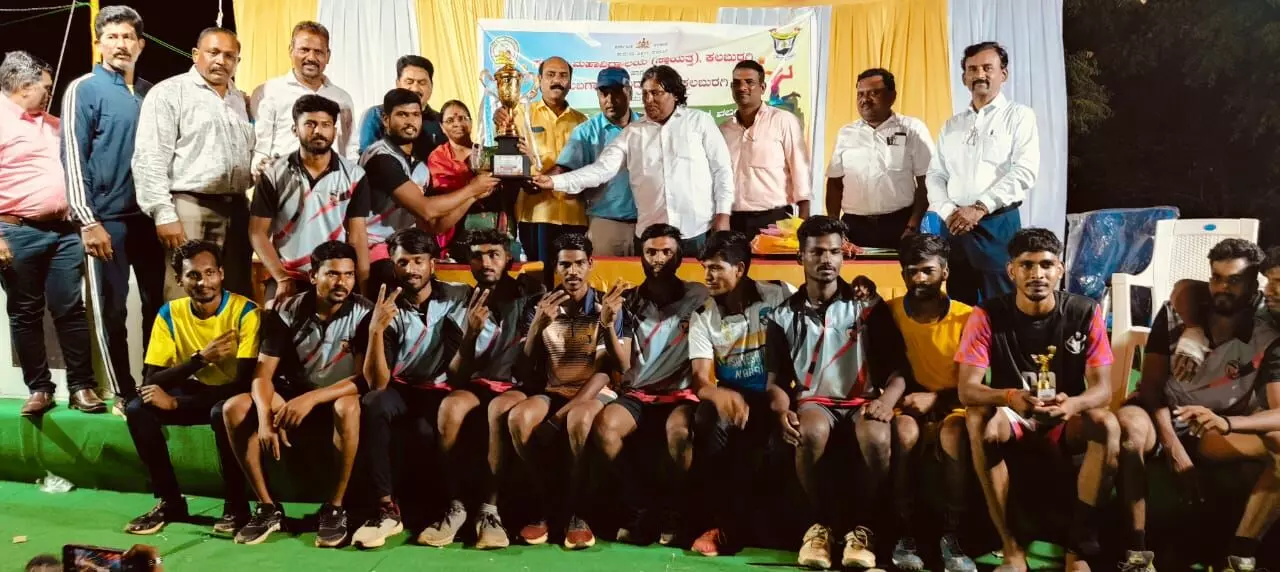 ಕಲಬುರಗಿ | ಏಕವಲಯ ಪುರುಷರ ವಾಲಿಬಾಲ್ ಟೂರ್ನಿ : ಶ್ಯಾಮ್ ಸುಂದರ್ ಕಾಲೇಜಿಗೆ ಪ್ರಶಸ್ತಿ
