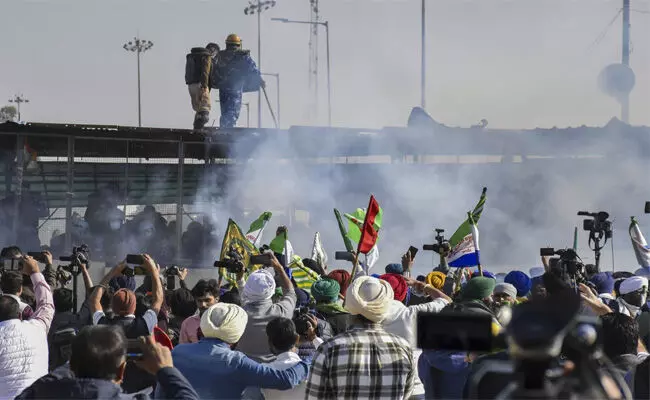 ಶಂಭುಗಡಿಯಿಂದ ದಿಲ್ಲಿಗೆ ಜಾಥಾ ನಡೆಸುತ್ತಿದ್ದ ರೈತರ ತಂಡದ ಮೇಲೆ ಪೊಲೀಸರ ದಾಳಿ