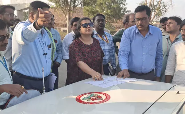 ಕಲಬುರಗಿ | ಗ್ರೀನ್ಫೀಲ್ಡ್ ಹೆದ್ದಾರಿ ಕಾಮಗಾರಿ ವೀಕ್ಷಣೆ ಮಾಡಿದ ಜಿಲ್ಲಾಧಿಕಾರಿ ಬಿ.ಫೌಝಿಯಾ ತರನ್ನುಮ್ ಕಲಬುರಗಿ | ಗ್ರೀನ್ಫೀಲ್ಡ್ ಹೆದ್ದಾರಿ ಕಾಮಗಾರಿ ವೀಕ್ಷಣೆ ಮಾಡಿದ ಜಿಲ್ಲಾಧಿಕಾರಿ ಬಿ.ಫೌಝಿಯಾ ತರನ್ನುಮ್