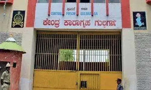 ಕಲಬುರಗಿ ಕೇಂದ್ರ ಕಾರಾಗೃಹದಲ್ಲಿ ಕೈದಿಗಳಿಗೆ ರಾಜಾತಿಥ್ಯ: ಸ್ಮಾರ್ಟ್ ಫೋನ್ ಬಳಕೆ, ಮದ್ಯಪಾನದ ವಿಡಿಯೋ ವೈರಲ್