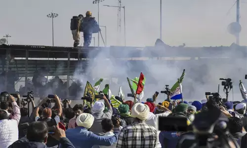 ಶಂಭುಗಡಿಯಿಂದ ದಿಲ್ಲಿಗೆ ಜಾಥಾ ನಡೆಸುತ್ತಿದ್ದ ರೈತರ ತಂಡದ ಮೇಲೆ ಪೊಲೀಸರ ದಾಳಿ