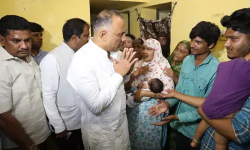 ಬಳ್ಳಾರಿ | ಬಾಣಂತಿಯರ ಸಾವು ಪ್ರಕರಣ ; ಕುಟುಂಬಸ್ಥರ ಮನೆಗೆ ಸಚಿವ ದಿನೇಶ್ ಗುಂಡೂರಾವ್ ಭೇಟಿ