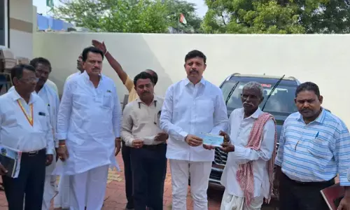 ಯಾದಗಿರಿ | ವಿದ್ಯುತ್ ಅವಘಡ : ಸಂತ್ರಸ್ತ ಕುಟುಂಬಕ್ಕೆ ಪರಿಹಾರ ಧನದ ಚೆಕ್ ವಿತರಣೆ