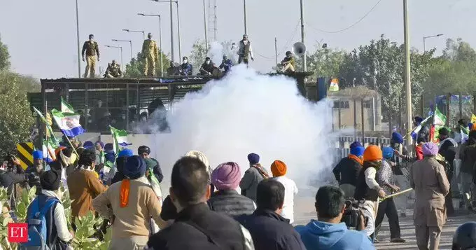 ʼದಿಲ್ಲಿ ಚಲೋʼಗೆ ತಡೆ | ರೈತರನ್ನು ಚದುರಿಸಲು ಅಶ್ರುವಾಯು ಶೆಲ್‌ ಪ್ರಯೋಗ