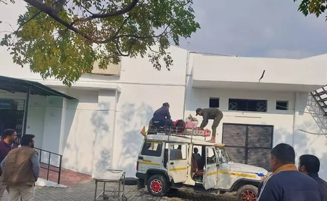 Photo of  woman brings brother’s body tied to taxi roof