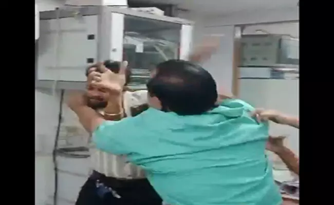 ಗುಜರಾತ್ | ಠೇವಣಿ ಹಣದಿಂದ ತೆರಿಗೆ ಕಡಿತಗೊಳಿಸಿದ್ದಕ್ಕೆ ಆಕ್ರೋಶಗೊಂಡು ಬ್ಯಾಂಕ್ ಮ್ಯಾನೇಜರ್ ಮೇಲೆ ಹಲ್ಲೆ ನಡೆಸಿದ ಗ್ರಾಹಕ