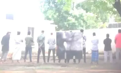 ಕಲಬುರಗಿ ಕೇಂದ್ರ ಕಾರಾಗೃಹದಲ್ಲಿ ಜೈಲರ್ ಇರುವಾಗಲೇ ಮೊಬೈಲ್ ಬಳಕೆ ಮಾಡಿದ ಕೈದಿ : ಮತ್ತೊಂದು ವಿಡಿಯೋ ವೈರಲ್