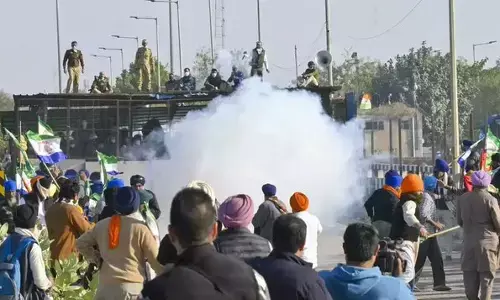 ʼದಿಲ್ಲಿ ಚಲೋʼಗೆ ತಡೆ | ರೈತರನ್ನು ಚದುರಿಸಲು ಅಶ್ರುವಾಯು ಶೆಲ್‌ ಪ್ರಯೋಗ