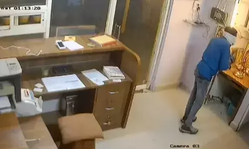 ಮಧ್ಯಪ್ರದೇಶ | ಹಣ ದೋಚುವ ಮುನ್ನ ದೇವರ ಆಶೀರ್ವಾದ ಪಡೆದ ಕಳ್ಳ: ಸಿಸಿಟಿವಿಯಲ್ಲಿ ದೃಶ್ಯ ಸೆರೆ