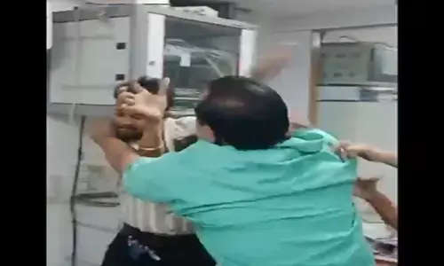 ಗುಜರಾತ್ | ಠೇವಣಿ ಹಣದಿಂದ ತೆರಿಗೆ ಕಡಿತಗೊಳಿಸಿದ್ದಕ್ಕೆ ಆಕ್ರೋಶಗೊಂಡು ಬ್ಯಾಂಕ್ ಮ್ಯಾನೇಜರ್ ಮೇಲೆ ಹಲ್ಲೆ ನಡೆಸಿದ ಗ್ರಾಹಕ