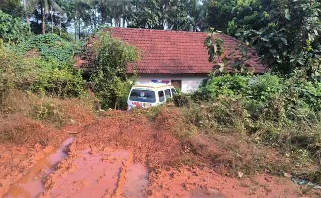 ನೆಕ್ಕಿಲಾಡಿ: ಚಾಲಕನ ನಿಯಂತ್ರಣ ತಪ್ಪಿ ಮನೆಯ ಅಂಗಳಕ್ಕೆ ನುಗ್ಗಿದ  ಆ್ಯಂಬುಲೆನ್ಸ್