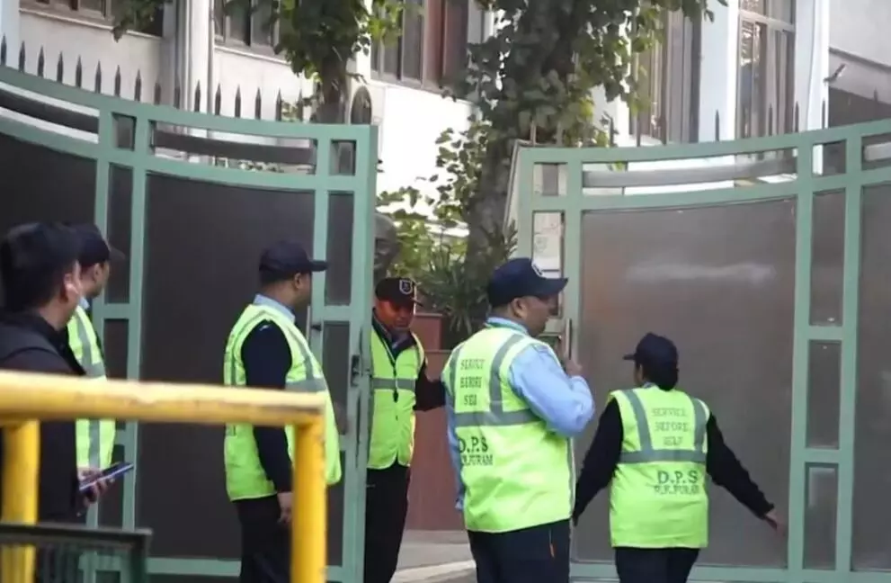 ದಿಲ್ಲಿಯ 44 ಶಾಲೆಗಳಿಗೆ ಬಾಂಬ್ ಬೆದರಿಕೆ: ಪೊಲೀಸರಿಂದ ತೀವ್ರ ಶೋಧ