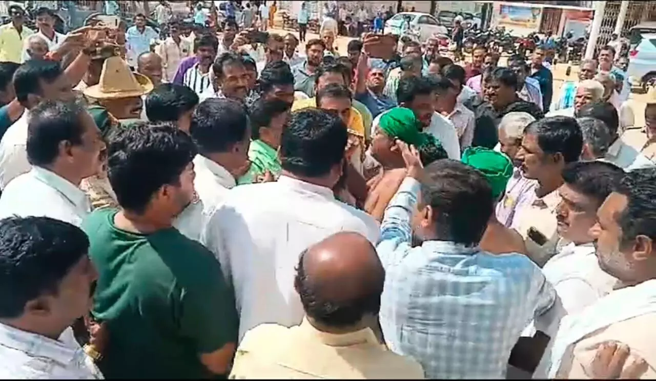 ಕೋಲಾರ: ಪ್ರತಿಭಟನಾ ನಿರತ ರೈತರ ಮೇಲೆ ಹಲ್ಲೆ ಆರೋಪ; ದೂರು, ಪ್ರತಿದೂರು