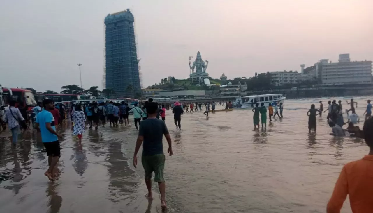 ಮುರುಡೇಶ್ವರ ಪ್ರವಾಸಕ್ಕೆ ಬಂದಿದ್ದ ವಿದ್ಯಾರ್ಥಿನಿ ಸಮುದ್ರಪಾಲು