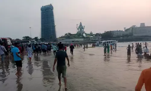 ಮುರುಡೇಶ್ವರ ಪ್ರವಾಸಕ್ಕೆ ಬಂದಿದ್ದ ವಿದ್ಯಾರ್ಥಿನಿ ಸಮುದ್ರಪಾಲು