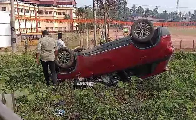 ಪುತ್ತೂರು: ಡಿವೈಡರ್ ಗೆ ಕಾರು ಢಿಕ್ಕಿ; ಹಲವರಿಗೆ ಗಾಯ ಪುತ್ತೂರು: ಡಿವೈಡರ್ ಗೆ ಕಾರು ಢಿಕ್ಕಿ; ಹಲವರಿಗೆ ಗಾಯ