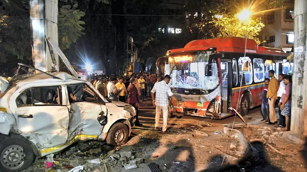 ಮಹಾರಾಷ್ಟ್ರ | ಅಪಘಾತ ಸಂದರ್ಭ ಬ್ಯಾಗ್ ನೊಂದಿಗೆ  ಬಸ್‌ನಿಂದ ಹೊರಗೆ ಹಾರಿದ್ದ ಚಾಲಕ; ವಿಡಿಯೊ ವೈರಲ್