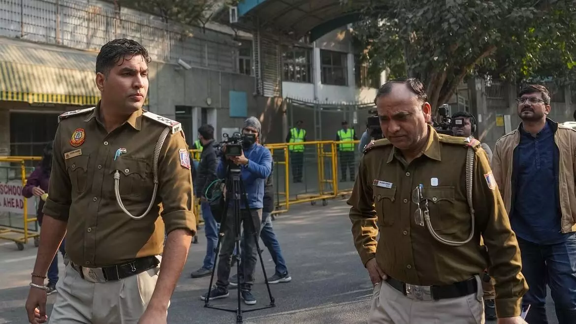 ದಿಲ್ಲಿಯಲ್ಲಿ ಶಾಲೆಗಳಿಗೆ ಮತ್ತೆ ಬಾಂಬ್ ಬೆದರಿಕೆ : ಪೊಲೀಸರಿಂದ ಪರಿಶೀಲನೆ ದಿಲ್ಲಿಯಲ್ಲಿ ಶಾಲೆಗಳಿಗೆ ಮತ್ತೆ ಬಾಂಬ್ ಬೆದರಿಕೆ : ಪೊಲೀಸರಿಂದ ಪರಿಶೀಲನೆ