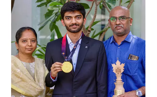 ಅಮ್ಮನಿಗೆ ವಿಶ್ವ ಚೆಸ್ ಟ್ರೋಫಿ ನೀಡಿದ ಗುಕೇಶ್