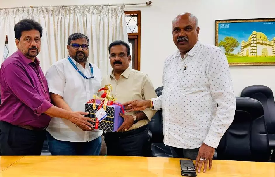 ಪತ್ರಿಕಾ ವಿತರಕರ ವಯಸ್ಸಿನ ಮಿತಿ 70 ವರ್ಷಕ್ಕೆ ಹೆಚ್ಚಳ ; ಸಿಎಂ ಮಾಧ್ಯಮ ಸಲಹೆಗಾರ ಕೆ.ವಿ.ಪ್ರಭಾಕರ್‌ಗೆ ಅಭಿನಂದನೆ