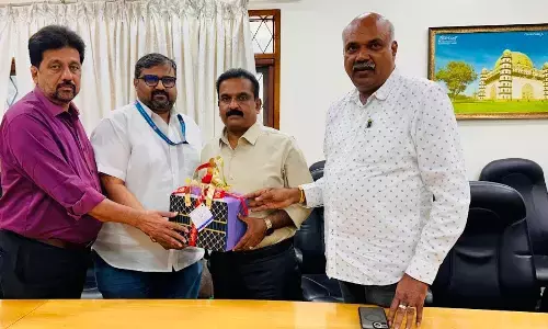 ಪತ್ರಿಕಾ ವಿತರಕರ ವಯಸ್ಸಿನ ಮಿತಿ 70 ವರ್ಷಕ್ಕೆ ಹೆಚ್ಚಳ ; ಸಿಎಂ ಮಾಧ್ಯಮ ಸಲಹೆಗಾರ ಕೆ.ವಿ.ಪ್ರಭಾಕರ್‌ಗೆ ಅಭಿನಂದನೆ