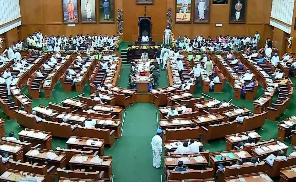 ವಿಧಾನಸಭೆ ಸಭಾಂಗಣದಲ್ಲಿ ನೆಹರೂ, ರಾಜೇಂದ್ರ ಪ್ರಸಾದ್, ಮೌಲಾನಾ ಅಝಾದ್, ಇಂದಿರಾ ಗಾಂಧಿ ತೈಲಚಿತ್ರ