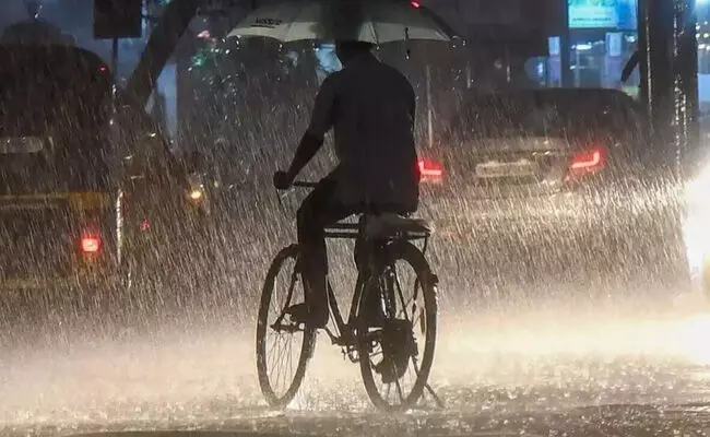 ಫ್ರಾನ್ಸ್: ಚಂಡಮಾರುತದ ಅಬ್ಬರಕ್ಕೆ 14 ಮಂದಿ ಬಲಿ ಫ್ರಾನ್ಸ್: ಚಂಡಮಾರುತದ ಅಬ್ಬರಕ್ಕೆ 14 ಮಂದಿ ಬಲಿ