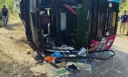 ಸಾಗರ | ಬಿ.ಸಿ.ರೋಡ್ ನಿಂದ ಜೋಗಕ್ಕೆ ಪ್ರವಾಸ ಬಂದಿದ್ದ ಬಸ್ ಪಲ್ಟಿ: 20ಕ್ಕೂ ಅಧಿಕ ಮಂದಿಗೆ ಗಾಯ