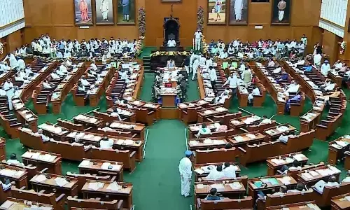 ವಿಧಾನಸಭೆ ಸಭಾಂಗಣದಲ್ಲಿ ನೆಹರೂ, ರಾಜೇಂದ್ರ ಪ್ರಸಾದ್, ಮೌಲಾನಾ ಅಝಾದ್, ಇಂದಿರಾ ಗಾಂಧಿ ತೈಲಚಿತ್ರ