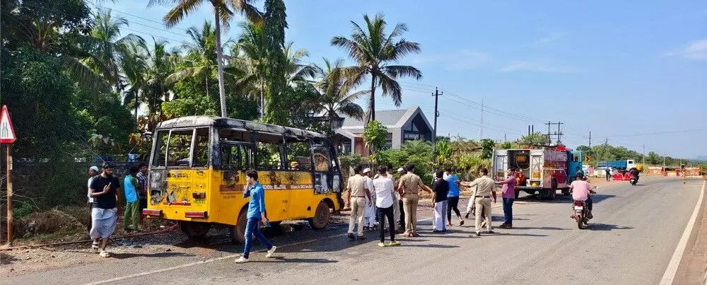 ಭಟ್ಕಳ| ಶಾಲಾ ವ್ಯಾನ್ನಲ್ಲಿ ಬೆಂಕಿ: ವಿದ್ಯಾರ್ಥಿಗಳು ಸುರಕ್ಷಿತ ಭಟ್ಕಳ| ಶಾಲಾ ವ್ಯಾನ್ನಲ್ಲಿ ಬೆಂಕಿ: ವಿದ್ಯಾರ್ಥಿಗಳು ಸುರಕ್ಷಿತ