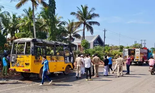 ಭಟ್ಕಳ| ಶಾಲಾ ವ್ಯಾನ್‌ನಲ್ಲಿ ಬೆಂಕಿ: ವಿದ್ಯಾರ್ಥಿಗಳು ಸುರಕ್ಷಿತ