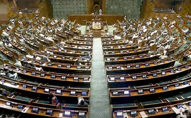 ಲೋಕಸಭೆಯಲ್ಲಿ ʼಒಂದು ರಾಷ್ಟ್ರ, ಒಂದು ಚುನಾವಣೆ ಮಸೂದೆʼ ಮಂಡನೆ ಸಾಧ್ಯತೆ: ಸಂಸದರಿಗೆ ವಿಪ್ ಜಾರಿ ಮಾಡಿದ ಬಿಜೆಪಿ, ಕಾಂಗ್ರೆಸ್ ಲೋಕಸಭೆಯಲ್ಲಿ ʼಒಂದು ರಾಷ್ಟ್ರ, ಒಂದು ಚುನಾವಣೆ ಮಸೂದೆʼ ಮಂಡನೆ ಸಾಧ್ಯತೆ: ಸಂಸದರಿಗೆ ವಿಪ್ ಜಾರಿ ಮಾಡಿದ ಬಿಜೆಪಿ, ಕಾಂಗ್ರೆಸ್