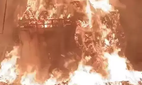 ಉಡುಪಿ: ತೆಂಗಿನಕಾಯಿ ನಾರು ಸಾಗಿಸುತ್ತಿದ್ದ ವಾಹನ ಬೆಂಕಿಗಾಹುತಿ