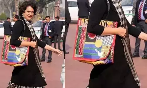 Photo of Priyanka Gandhi wearing Palestine bag