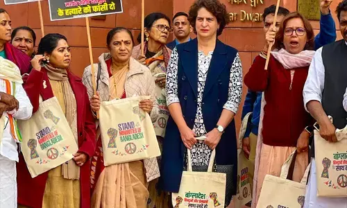ಬಾಂಗ್ಲಾದೇಶದ ಹಿಂದೂ, ಕೈಸ್ತರಿಗೆ ನ್ಯಾಯ ಆಗ್ರಹಿಸಿ ಕೈ ಚೀಲದೊಂದಿಗೆ ಪ್ರಿಯಾಂಕಾ ಗಾಂಧಿ, ಕಾಂಗ್ರೆಸ್ ಸಂಸದರ ಪ್ರತಿಭಟನೆ