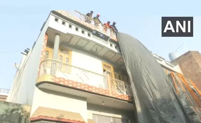 ಪ್ರಾಚೀನ ಹಿಂದೂ ದೇವಾಲಯ ಬಳಿ ತಮ್ಮದೇ ಮನೆ ಕೆಡವಿದ ಮುಸ್ಲಿಮರು!