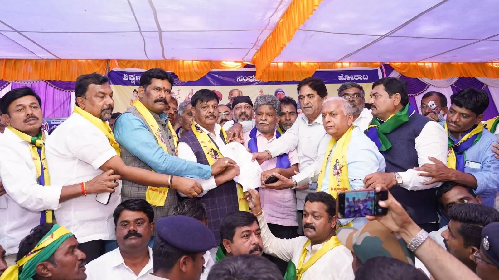 ‘ಮುಂದುವರಿದ ಜಾತಿಗಳನ್ನು ಪ್ರವರ್ಗ-2ಎಗೆ ಸೇರಿಸಬಾರದು’ : ರಾಜ್ಯ ಹಿಂದುಳಿದ ಜಾತಿಗಳ ಒಕ್ಕೂಟದಿಂದ ಬೃಹತ್ ಧರಣಿ