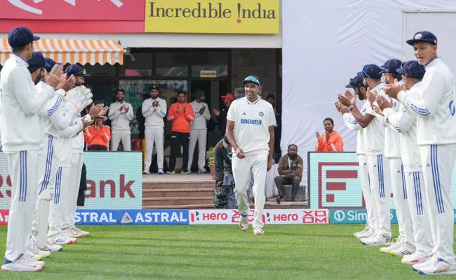 ಅಂತಾರಾಷ್ಟ್ರೀಯ ಕ್ರಿಕೆಟ್ ಗೆ ನಿವೃತ್ತಿ ಘೋಷಿಸಿದ ಅಶ್ವಿನ್ ಬಗ್ಗೆ ಮುತ್ತಯ್ಯ ಮುರಳೀಧರನ್ ಗುಣಗಾನ