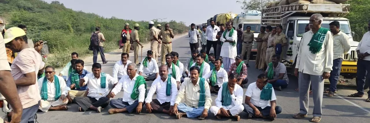 ರಾಯಚೂರು | ತೆಲಂಗಾಣ ರಾಜ್ಯಕ್ಕೆ ಭತ್ತ ಸಾಗಾಣಿಕೆ ನಿರ್ಬಂಧಕ್ಕೆ ವಿರೋಧ; ರೈತರಿಂದ ರಸ್ತೆ ತಡೆದು ಪ್ರತಿಭಟನೆ ರಾಯಚೂರು | ತೆಲಂಗಾಣ ರಾಜ್ಯಕ್ಕೆ ಭತ್ತ ಸಾಗಾಣಿಕೆ ನಿರ್ಬಂಧಕ್ಕೆ ವಿರೋಧ; ರೈತರಿಂದ ರಸ್ತೆ ತಡೆದು ಪ್ರತಿಭಟನೆ