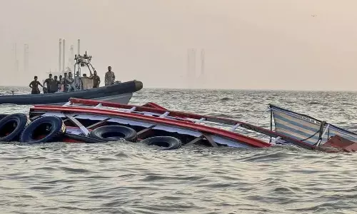ಮುಂಬೈ : ದೋಣಿಗೆ ನೌಕಾಪಡೆಯ ಸ್ಪೀಡ್‌ ಬೋಟ್ ಢಿಕ್ಕಿ ; 13 ಮಂದಿ ಸಮುದ್ರಪಾಲು