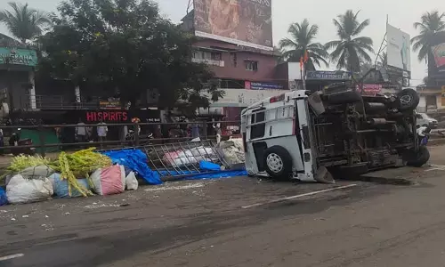 ಫರಂಗಿಪೇಟೆ: ಟಯರ್ ಸ್ಫೋಟಗೊಂಡು ಟೆಂಪೋ ಟ್ರಾವೆಲರ್ ಪಲ್ಟಿ