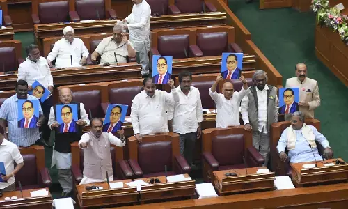 ಬೆಳಗಾವಿ ಅಧಿವೇಶನ | ಅಮಿತ್‌ ಶಾ ಹೇಳಿಕೆಗೆ ವಿರೋಧ : ಸದನದಲ್ಲಿ ಅಂಬೇಡ್ಕರ್ ಭಾವಚಿತ್ರ ಇಟ್ಟು ಕಾಂಗ್ರೆಸ್‌ ಪ್ರತಿಭಟನೆ