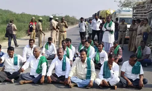 ರಾಯಚೂರು | ತೆಲಂಗಾಣ ರಾಜ್ಯಕ್ಕೆ ಭತ್ತ ಸಾಗಾಣಿಕೆ ನಿರ್ಬಂಧಕ್ಕೆ ವಿರೋಧ; ರೈತರಿಂದ ರಸ್ತೆ ತಡೆದು ಪ್ರತಿಭಟನೆ