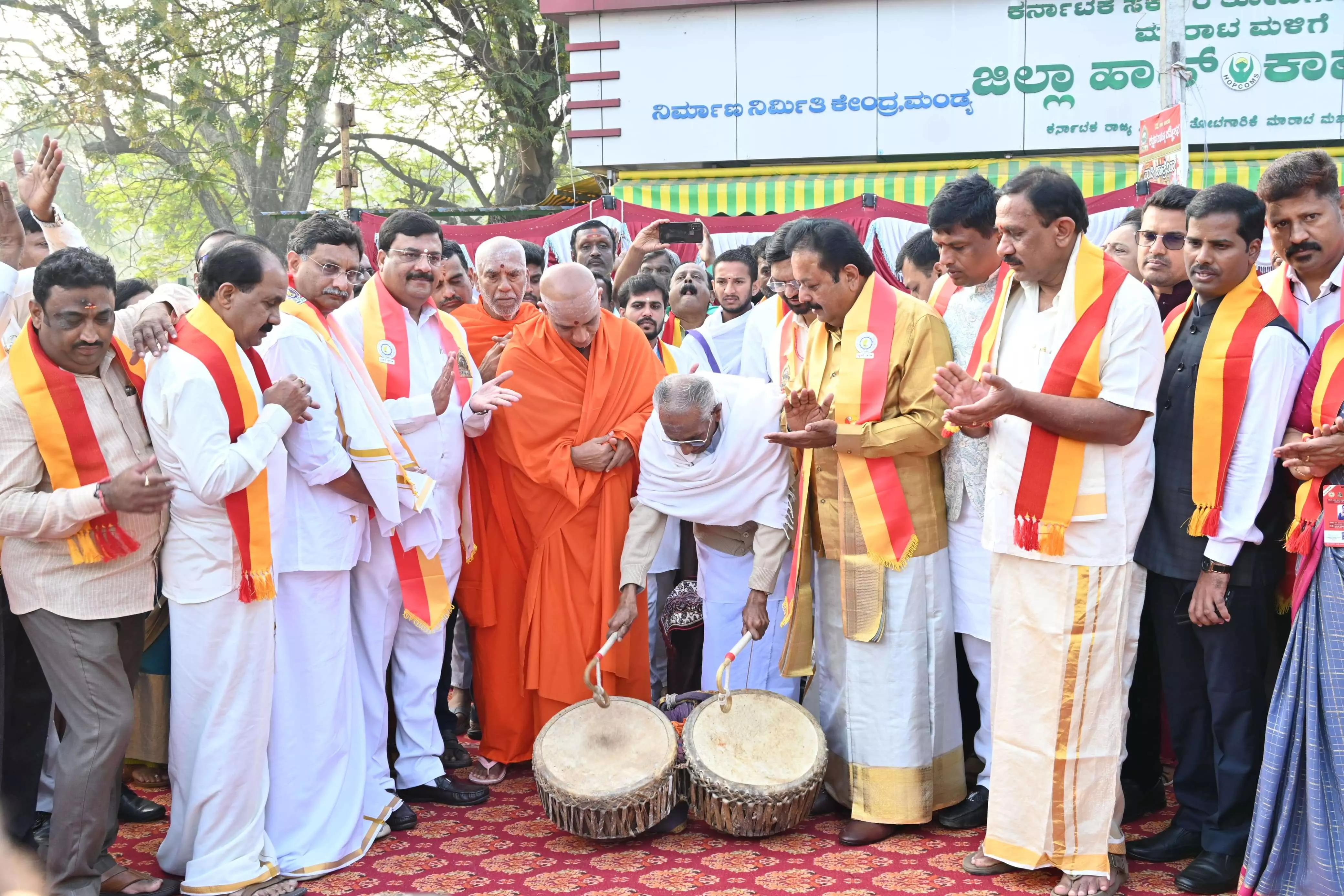 87ನೇ ಅಖಿಲ ಭಾರತ ಕನ್ನಡ ಸಾಹಿತ್ಯ ಸಮ್ಮೇಳನ: ಸಮ್ಮೇಳನಾಧ್ಯಕ್ಷರ ಮೆರವಣಿಗೆ ಆರಂಭ 87ನೇ ಅಖಿಲ ಭಾರತ ಕನ್ನಡ ಸಾಹಿತ್ಯ ಸಮ್ಮೇಳನ: ಸಮ್ಮೇಳನಾಧ್ಯಕ್ಷರ ಮೆರವಣಿಗೆ ಆರಂಭ