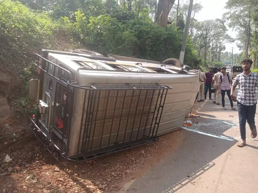 ಮುಳ್ಳಯ್ಯನಗಿರಿ ಪ್ರವಾಸಕ್ಕೆ ಬಂದಿದ್ದ ಶಾಲಾ ಮಕ್ಕಳಿದ್ದ ವಾಹನ ಪಲ್ಟಿ: 5 ವಿದ್ಯಾರ್ಥಿಗಳಿಗೆ ಗಾಯ