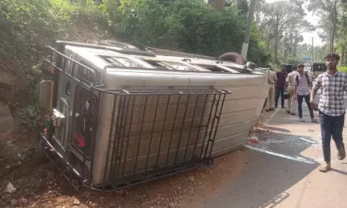 ಮುಳ್ಳಯ್ಯನಗಿರಿ ಪ್ರವಾಸಕ್ಕೆ ಬಂದಿದ್ದ ಶಾಲಾ ಮಕ್ಕಳಿದ್ದ ವಾಹನ ಪಲ್ಟಿ: 5 ವಿದ್ಯಾರ್ಥಿಗಳಿಗೆ ಗಾಯ